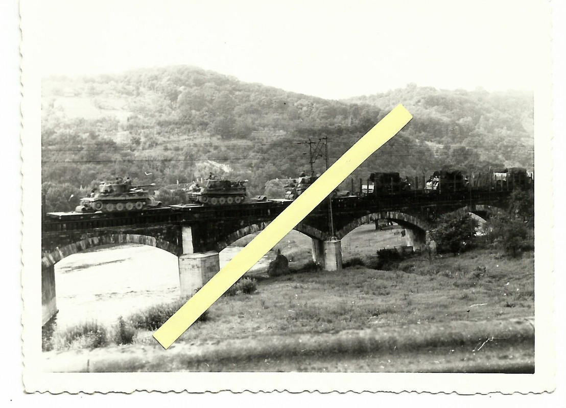 schw.deutsche Tiger Panzer auf Zug - Eisenbahn - Brücke