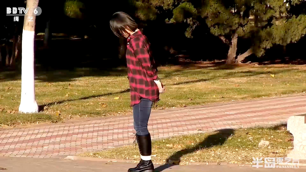 半岛束艺 行为艺术，海语广场捆绑手脚，险遭报警.mp4_20200229_185514.939