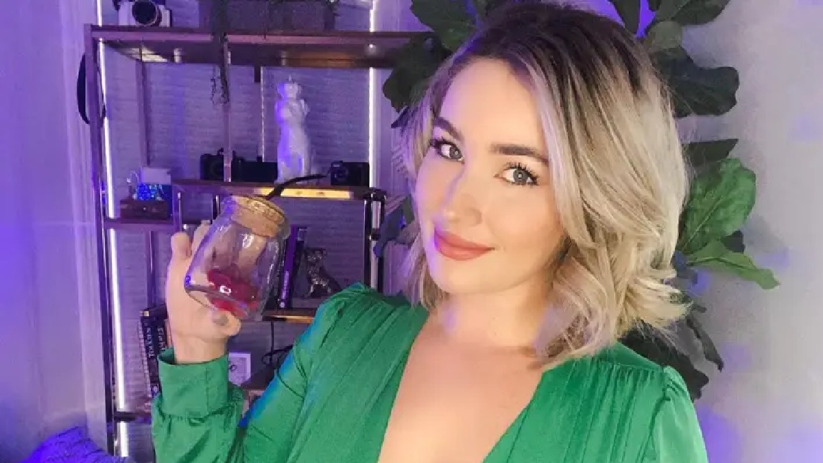 Mujer vende el sudor de sus pechos en 10 mil pesos por este motivo y se viraliza