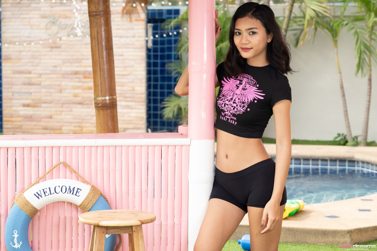 Yori in black shorts0002