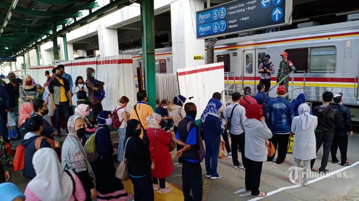 Ikuti Protokol Kesehatan - Suasana Stasiun Manggarai saat bubaran kantor, Manggarai, Jakarta Selatan, Kamis(4/6/2020). Petugas keamanan stasiun dibantu TNI-Polri menertibkan warga yang hendak menaiki kereta. Para penumpang diatur untuk mengikuti protokol kesehatan dengan mengambil jarak satu dengan yang lain ketika menunggu kereta. Hingga tidak terjadi desak2kan. (Wartakota/Henry Lopulalan)