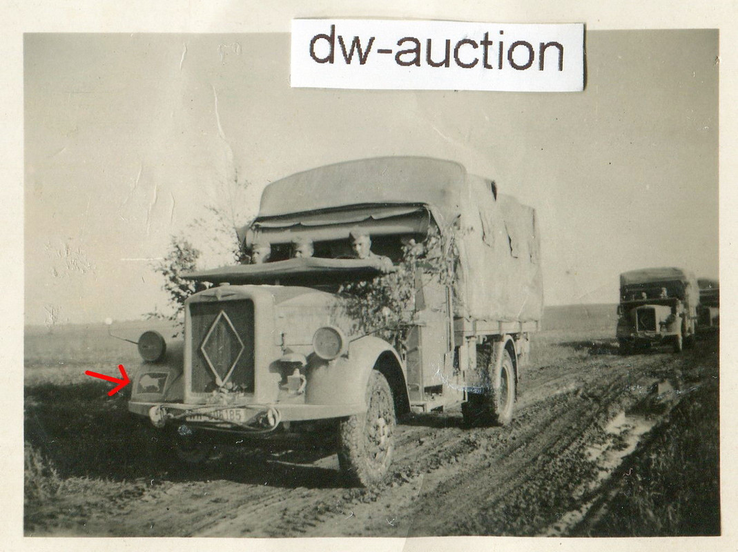 Fahrzeug einer Sturmgeschütz Einheit mit Wappen Büffel