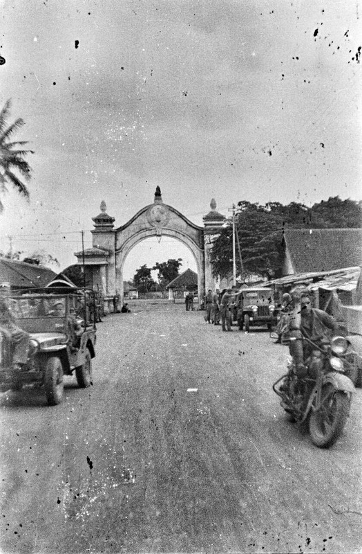 DLC Opmars naar en intocht in Solo Description Poort van de Kraton Date 21 december 1948