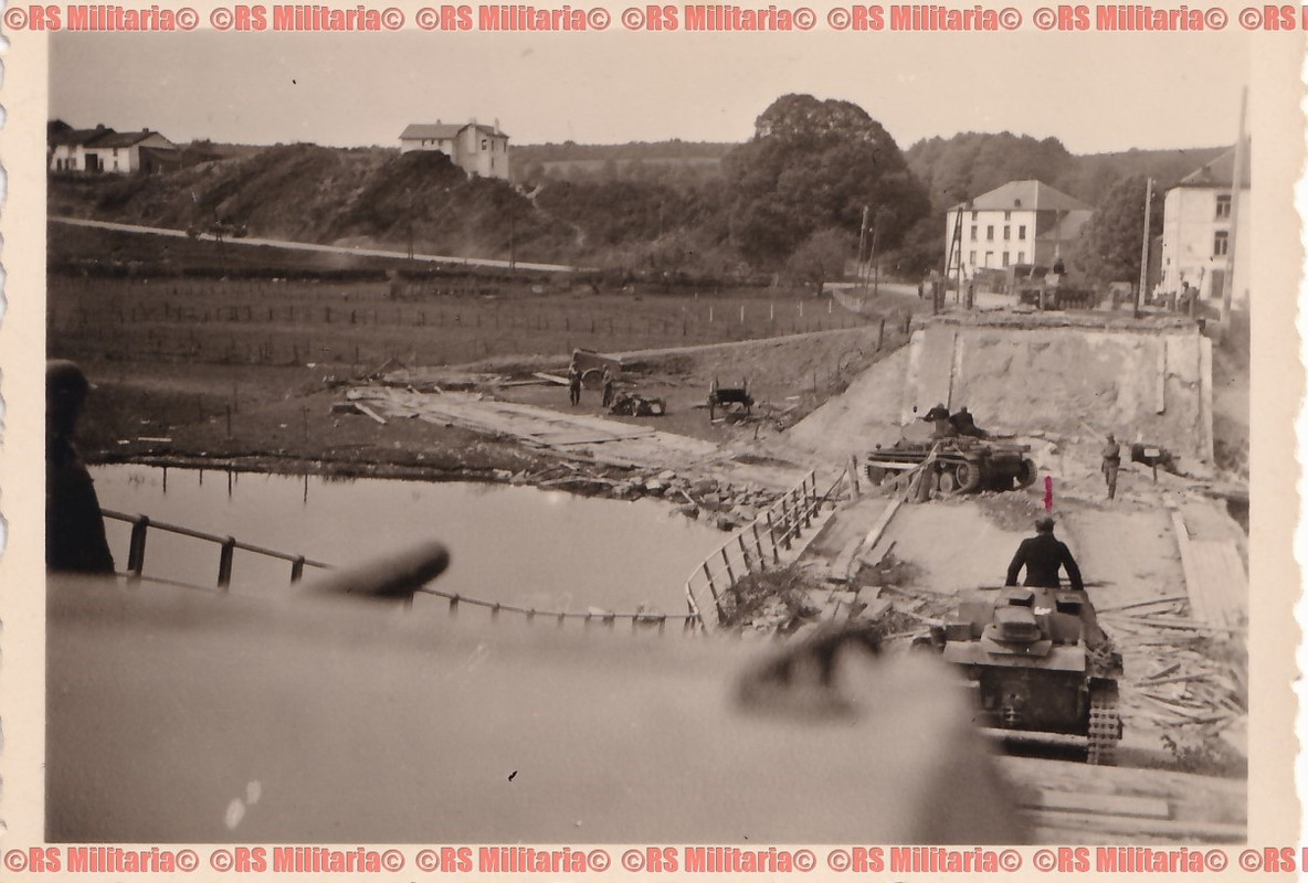Panzer 1   Panzer 2 überqueren zerstörte Brücke BelgienFrankreich 1940
