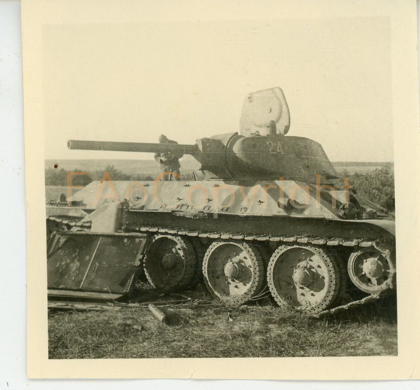 Russland Ukraine T-34 Panzer Tank Kämpfe Foto1