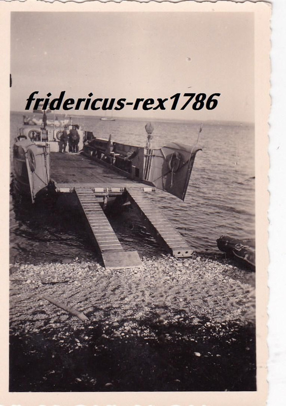 Foto großes Pionier - Landungsboot 40 am Strand 