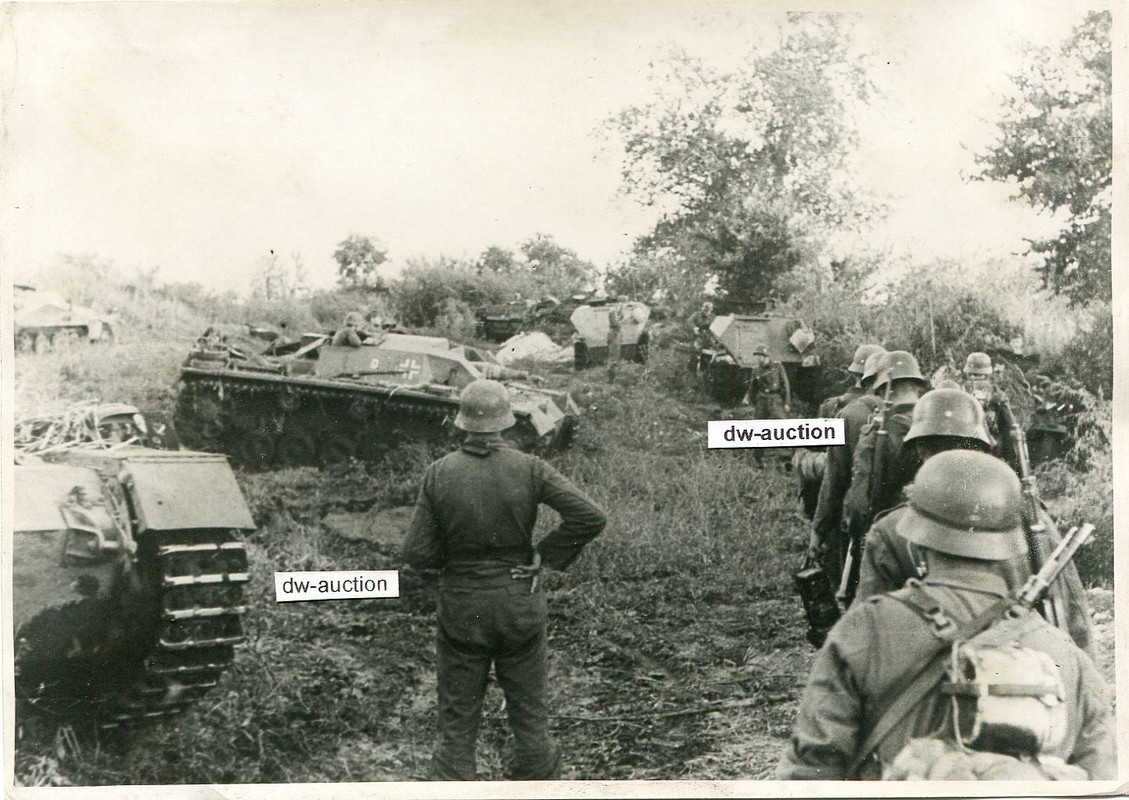 Sturmgeschütz und Infanterie auf Vormarsch