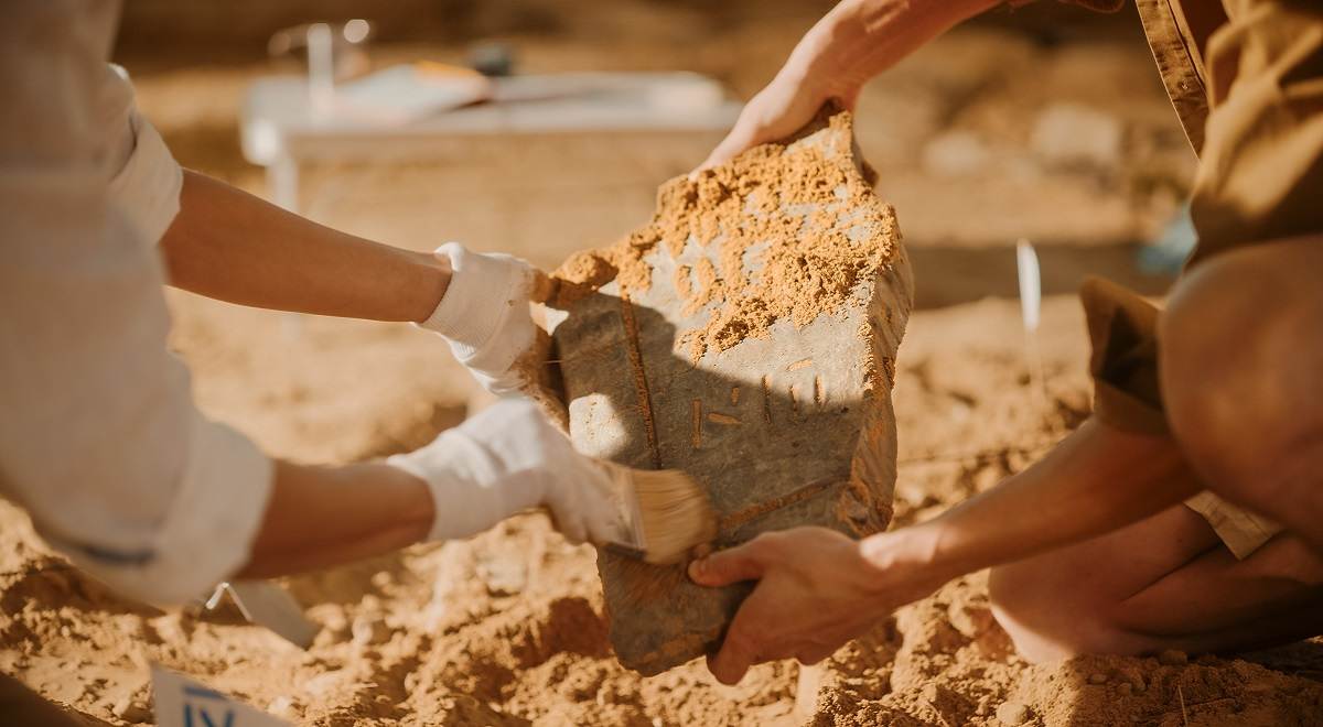 Bulgaria: Scoperta corazza con iscrizione cirillica di 1100 anni fa LifeStyle