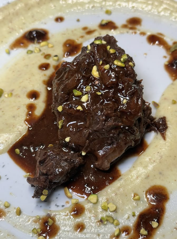 Guancia di manzo con purè di patate e pestato di rucola e pistacchio