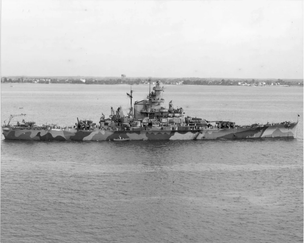 USS-Indiana-BB-58-anclado-en-Hampton-Roads-Virginia-el-8-sep-1942-1.jpg