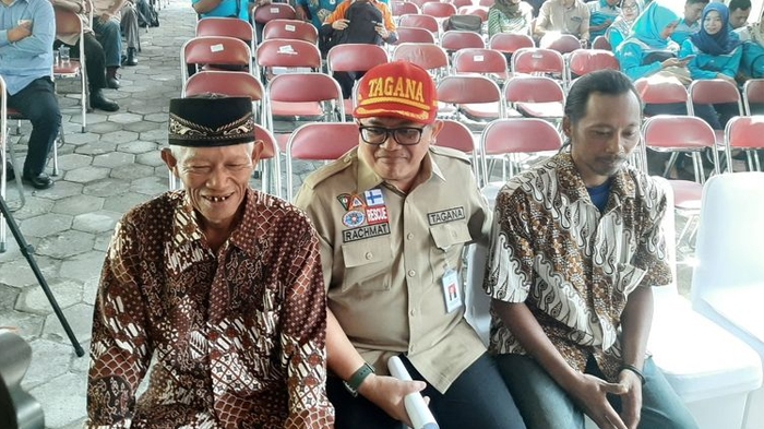 Sudiro dan Sudarwanto alias Kodir saat duduk bersama Direktur Perlindungan Sosial Korban Bencana Alam Kemensos RI Rachmat Koesnadi sebelum penyerahan penghargaan.