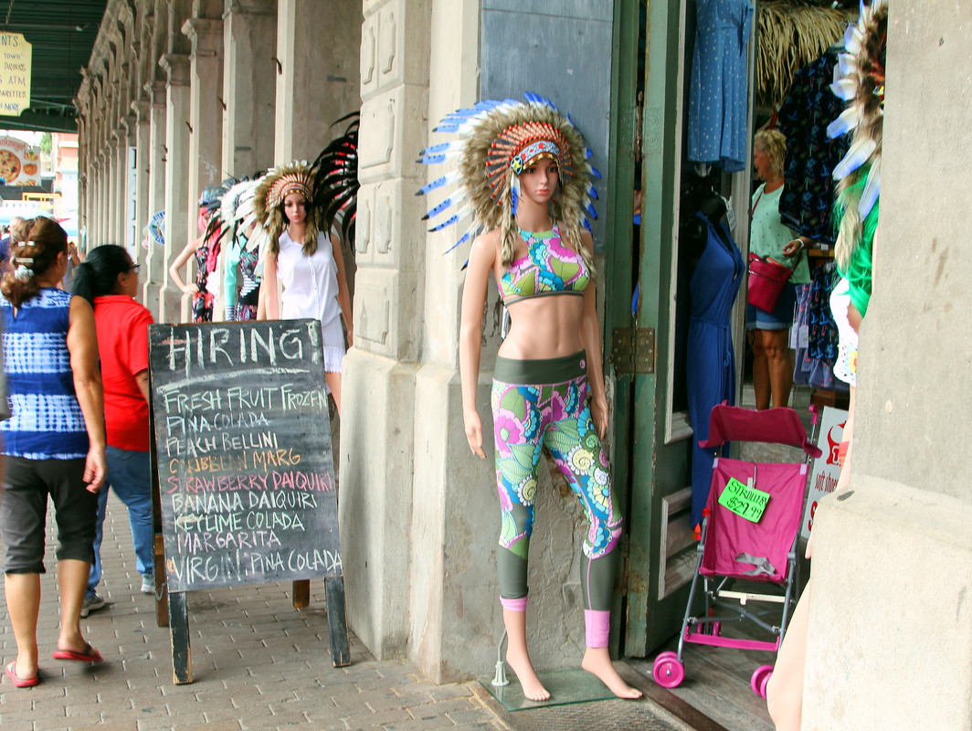 IMAGE: https://i.postimg.cc/pXwGRmY2/mannequin-strandshop-1.jpg