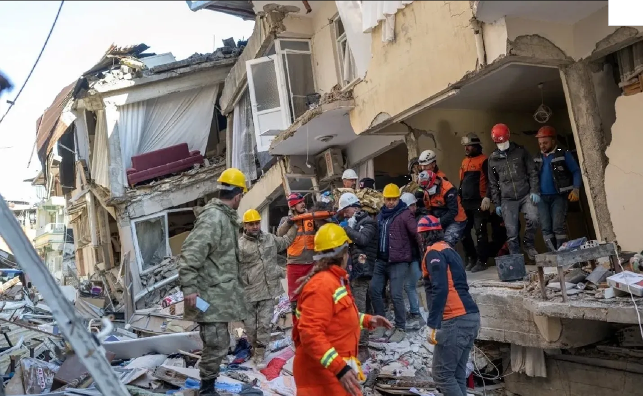 Hombre sacrifica su brazo y salva a su sobrino, estaba bajo escombros en Turquía