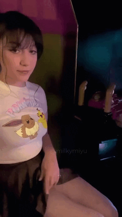 you-took-me-to-the-arcade-on-the-first-date-and-I-flash-my-pussy