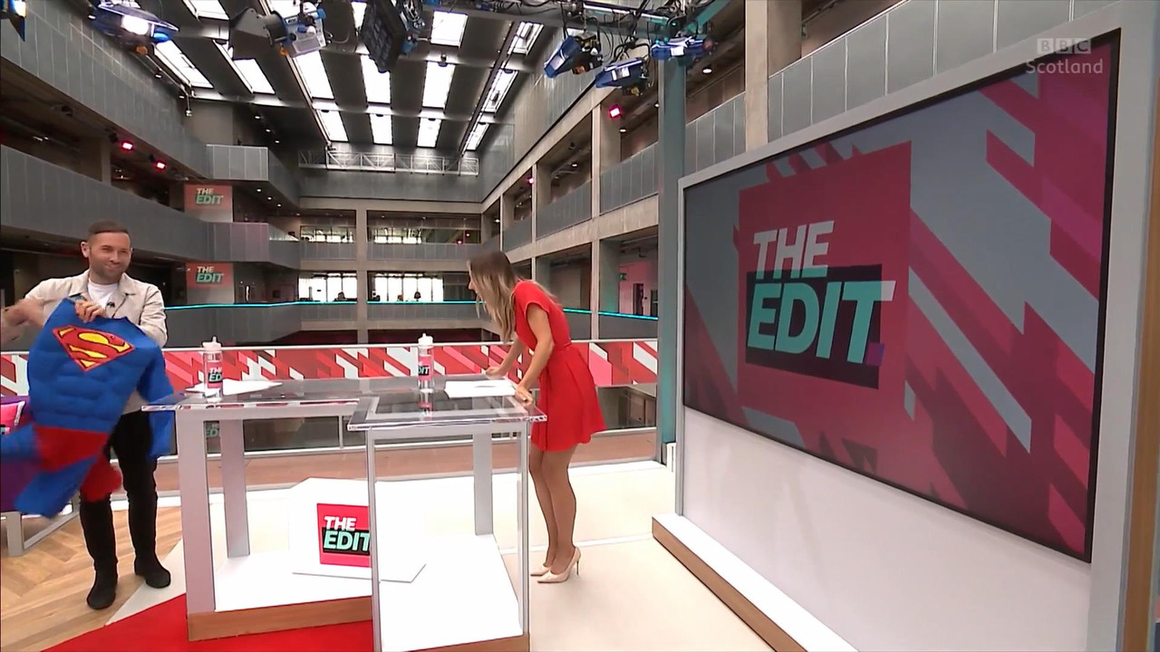07.10 - 19.15.00 - The Edit  ᴺᵉʷ. Entertainment News And Chat With Am...-1.mp4_snapshot_05.38_[2021.