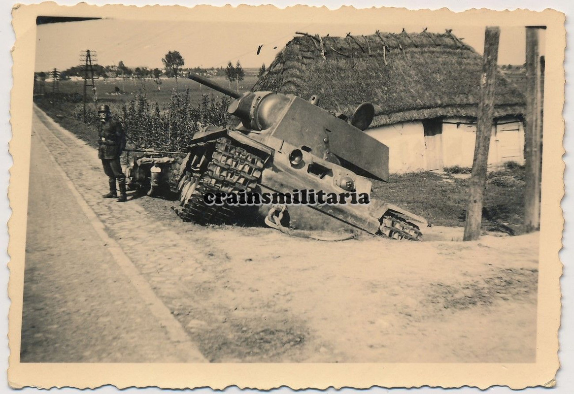 Orig. Foto zerstörte russische Beute Panzer KW1 KV1 KWI KW1 Tank