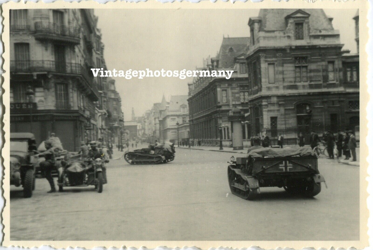 Foto Frankreich 1940 Paris französischer Beute Panzer Bevölkerung Soldaten