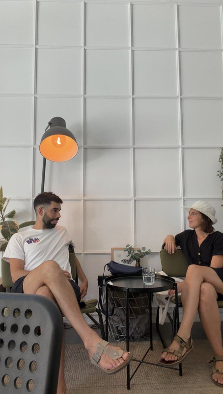 Maga y Exe conversando en un café