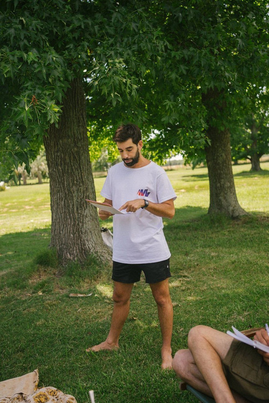 Exe leyendo bajo un árbol