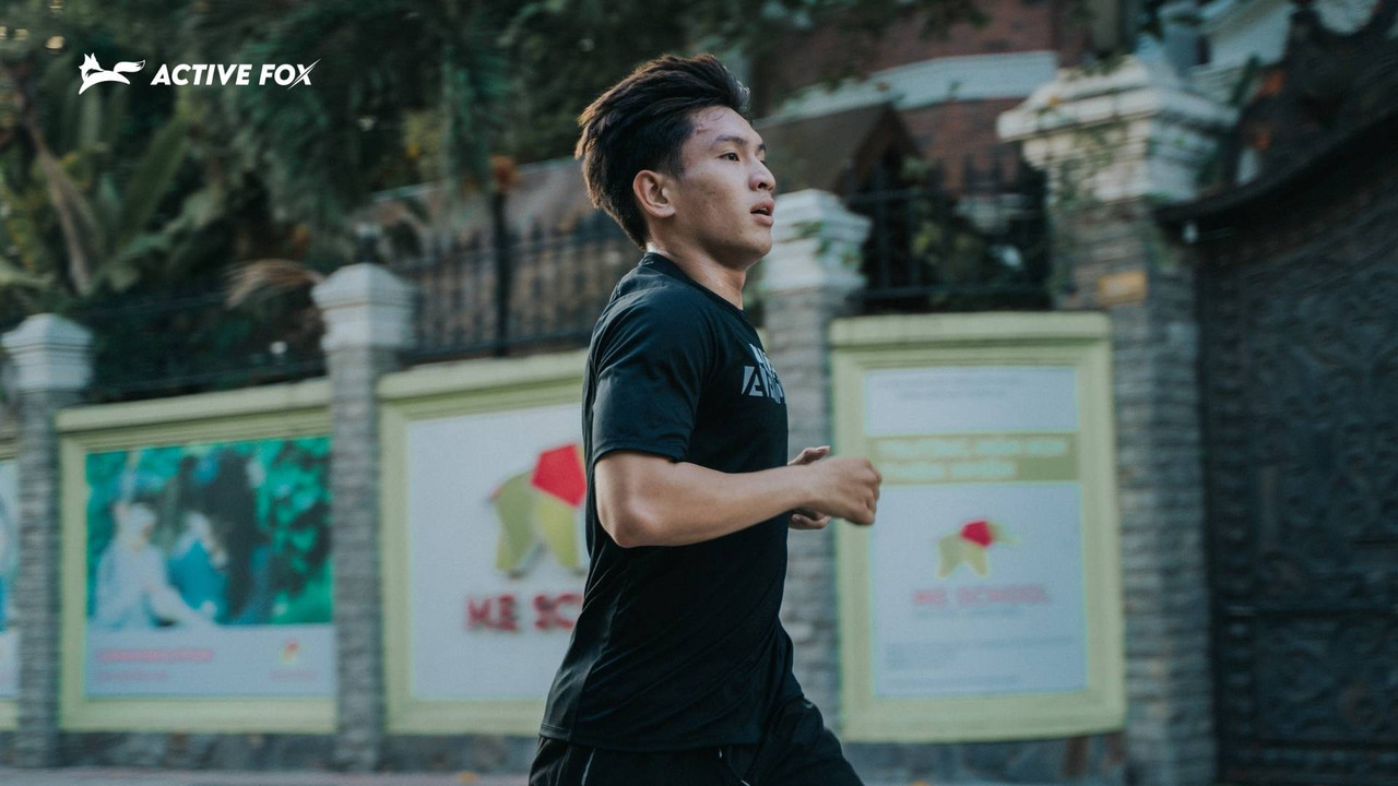 Runner duy trì thói quen tập chạy bộ bền vững với tư thế đúng kỹ thuật cùng Active Fox