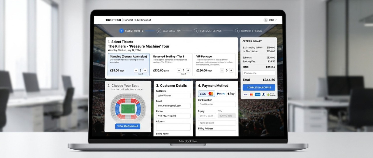Счастливый человек держит в руках билеты, купленные со скидкой