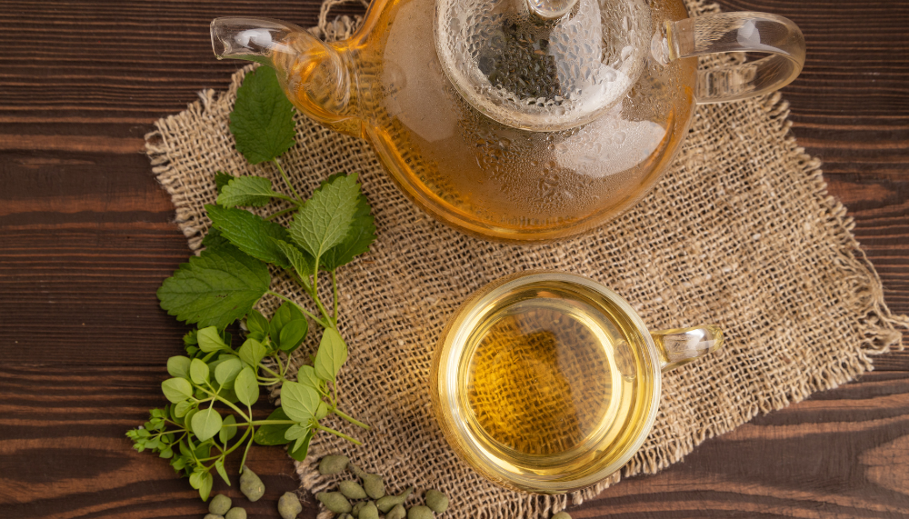 théière et tasse de thé vert