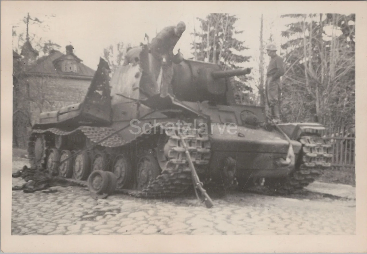 Foto Wehrmacht zerstörter KW I Panzer der Sowjets (MJ 245)