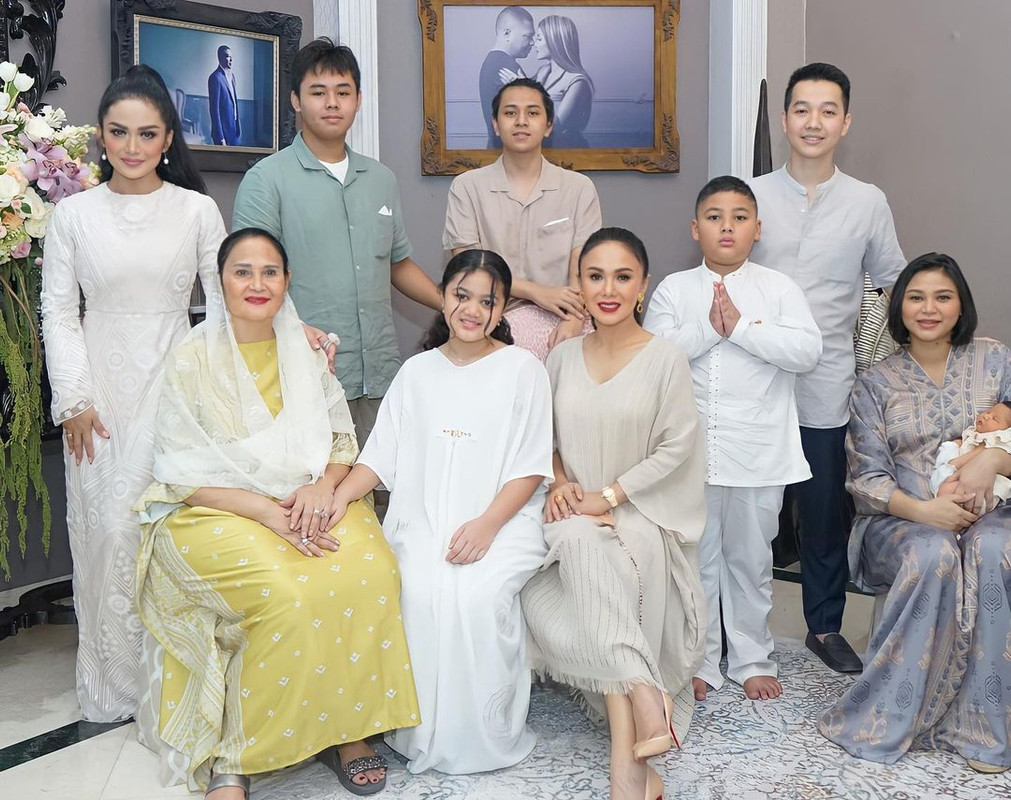 Krisdayanti merayakan Lebaran 2021 bersama keluarga.