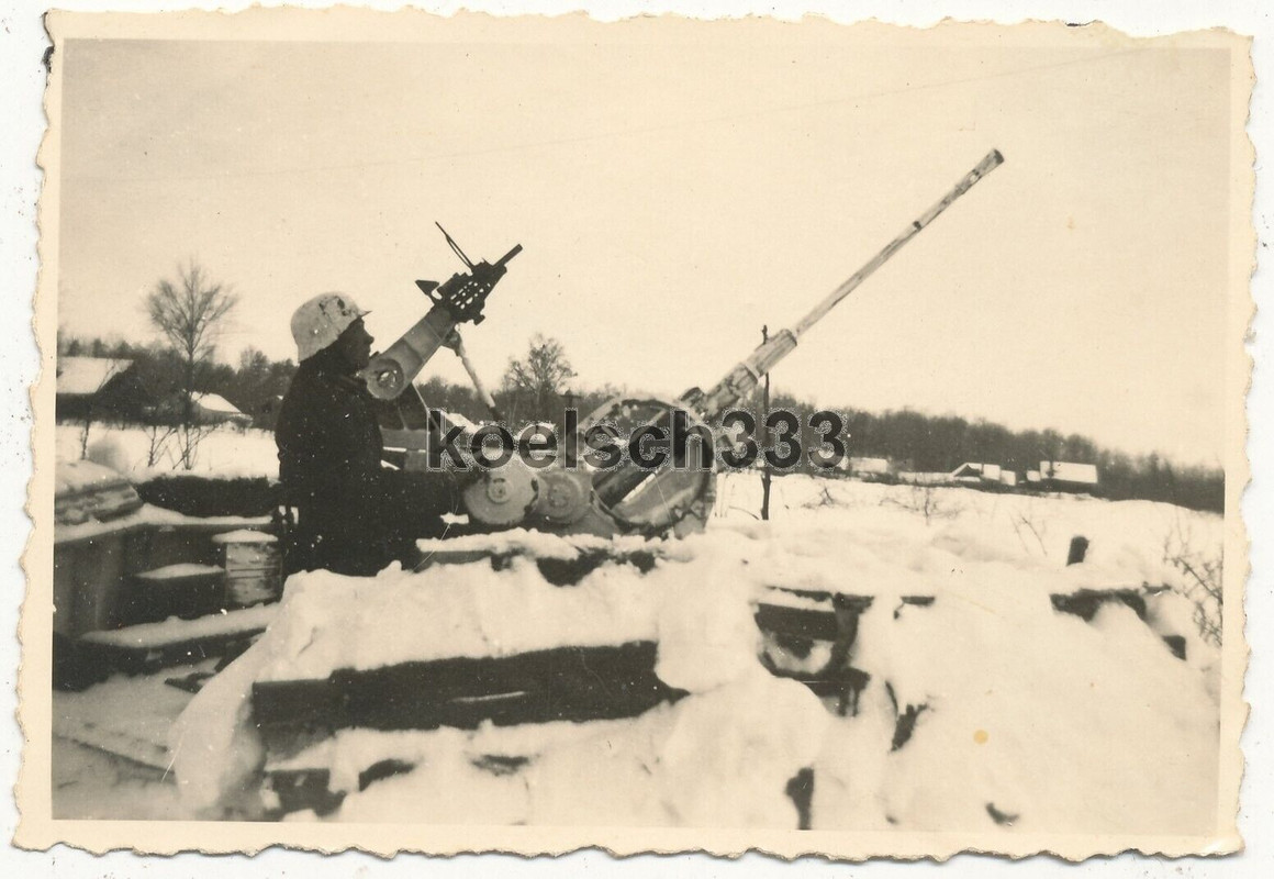 Foto Soldat der Luftwaffe am 2cm Flak Geschütz mit Schneetarnung an der Ostfront