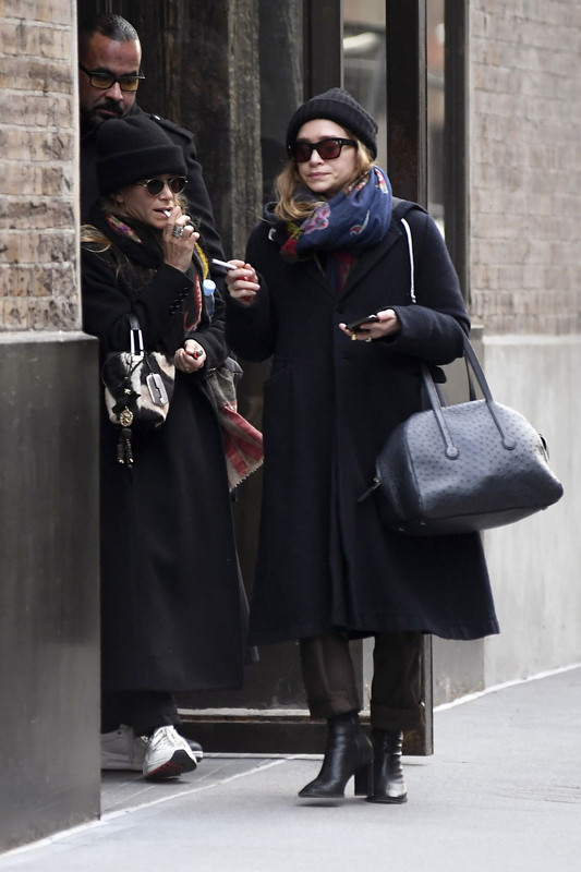 mary-kate-ashley-olsen-take-a-break-to-smoke-a-cigarette-outside