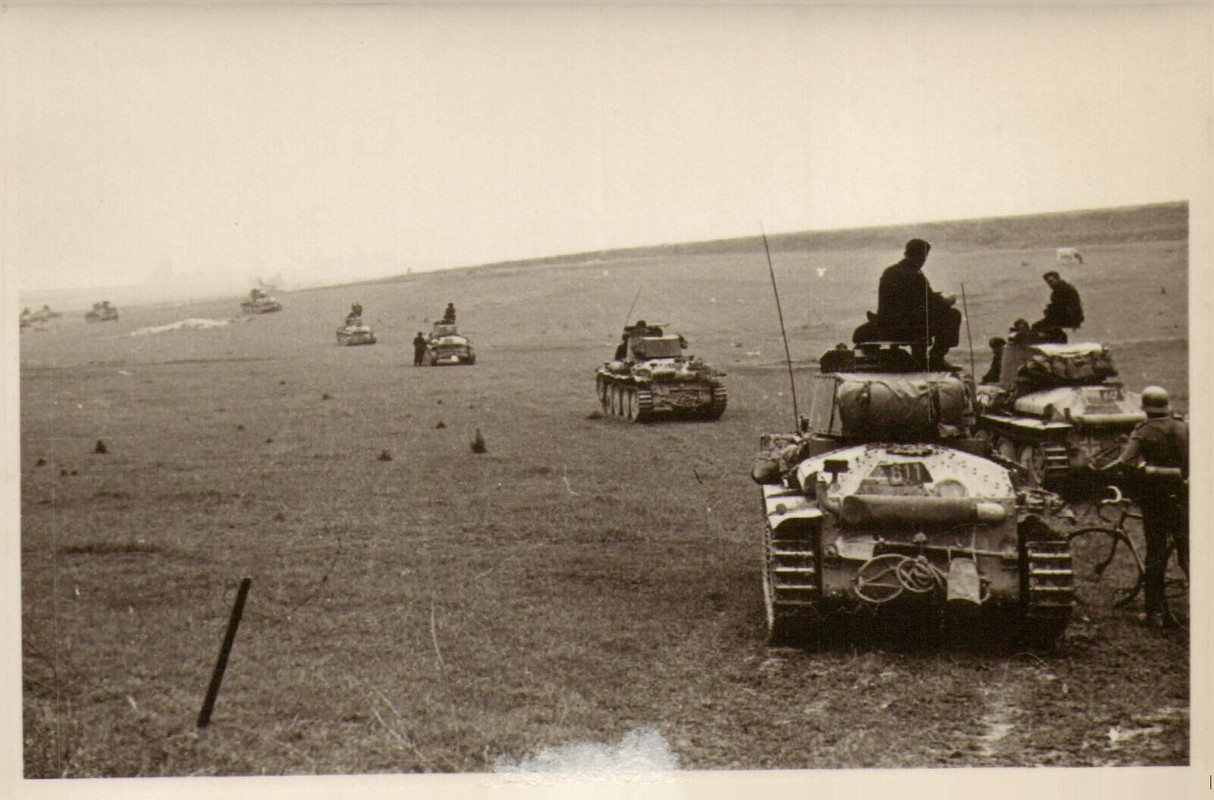 original Foto Kolone deutsche Panzer, mit Nummern, Panzerjäger-