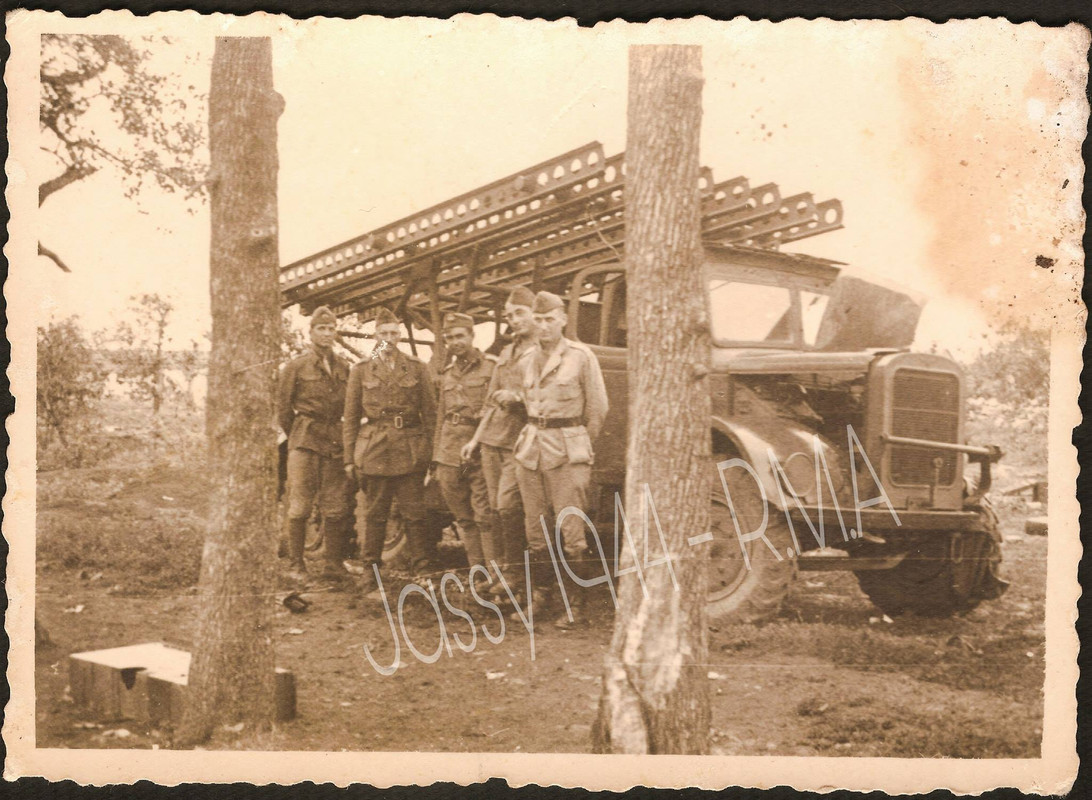 Немецкая и советская бронетехника, подбитая во время наступления немецких и румынских войск на Север