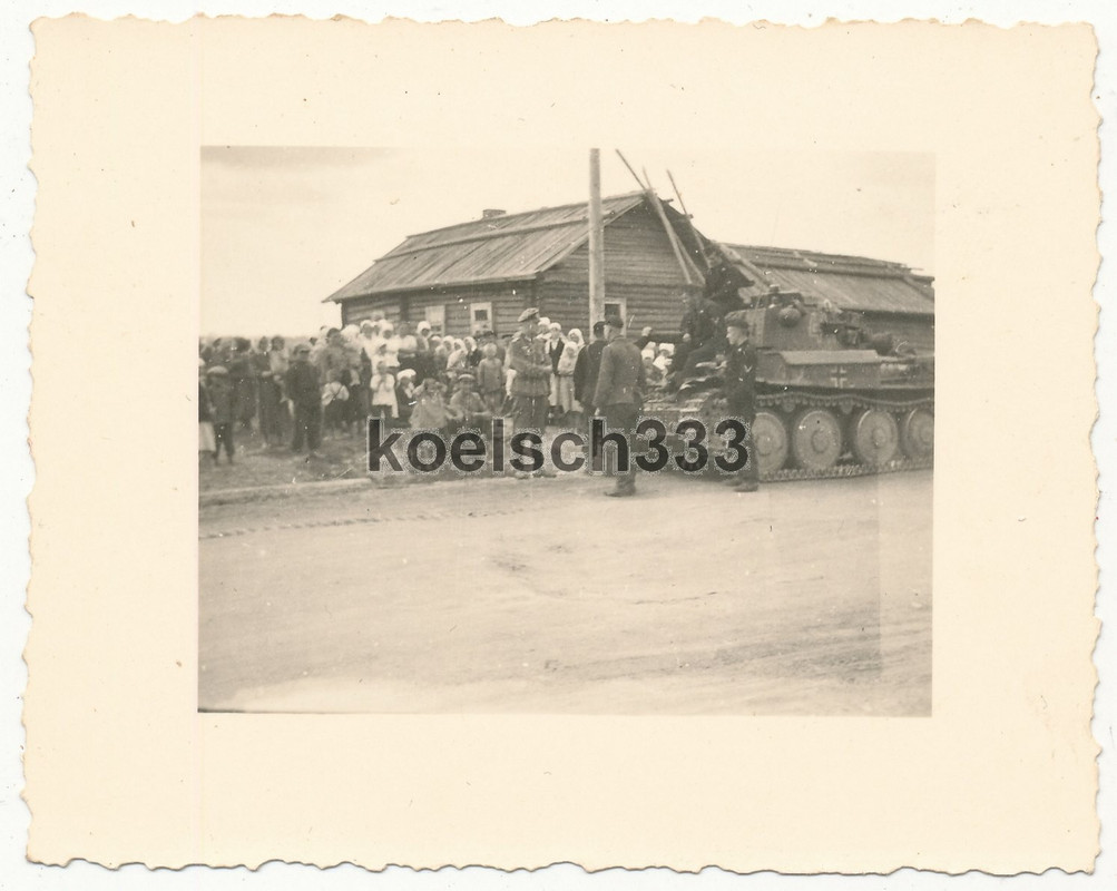 Foto Panzermänner der Wehrmacht am Panzer 38(t) Kampfwagen an der Ostfront 1941