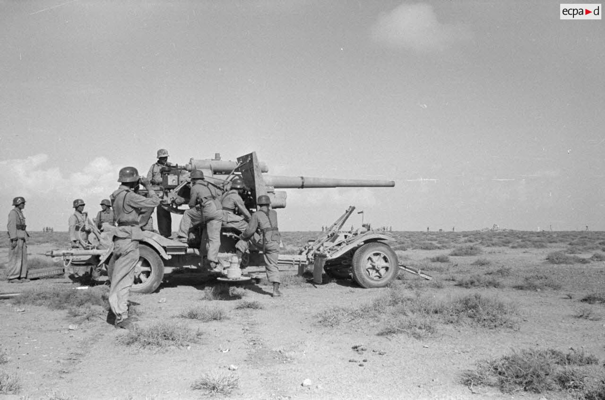Une batterie de FlaK équipée de canons de 8,8 cm FlaK-18 effectue un tir, s'agit-il d'un exercice ou