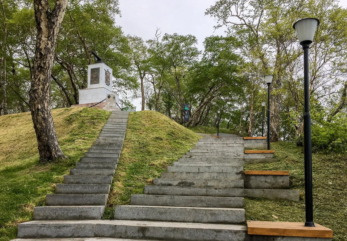 Л-тМАКСУТОВ