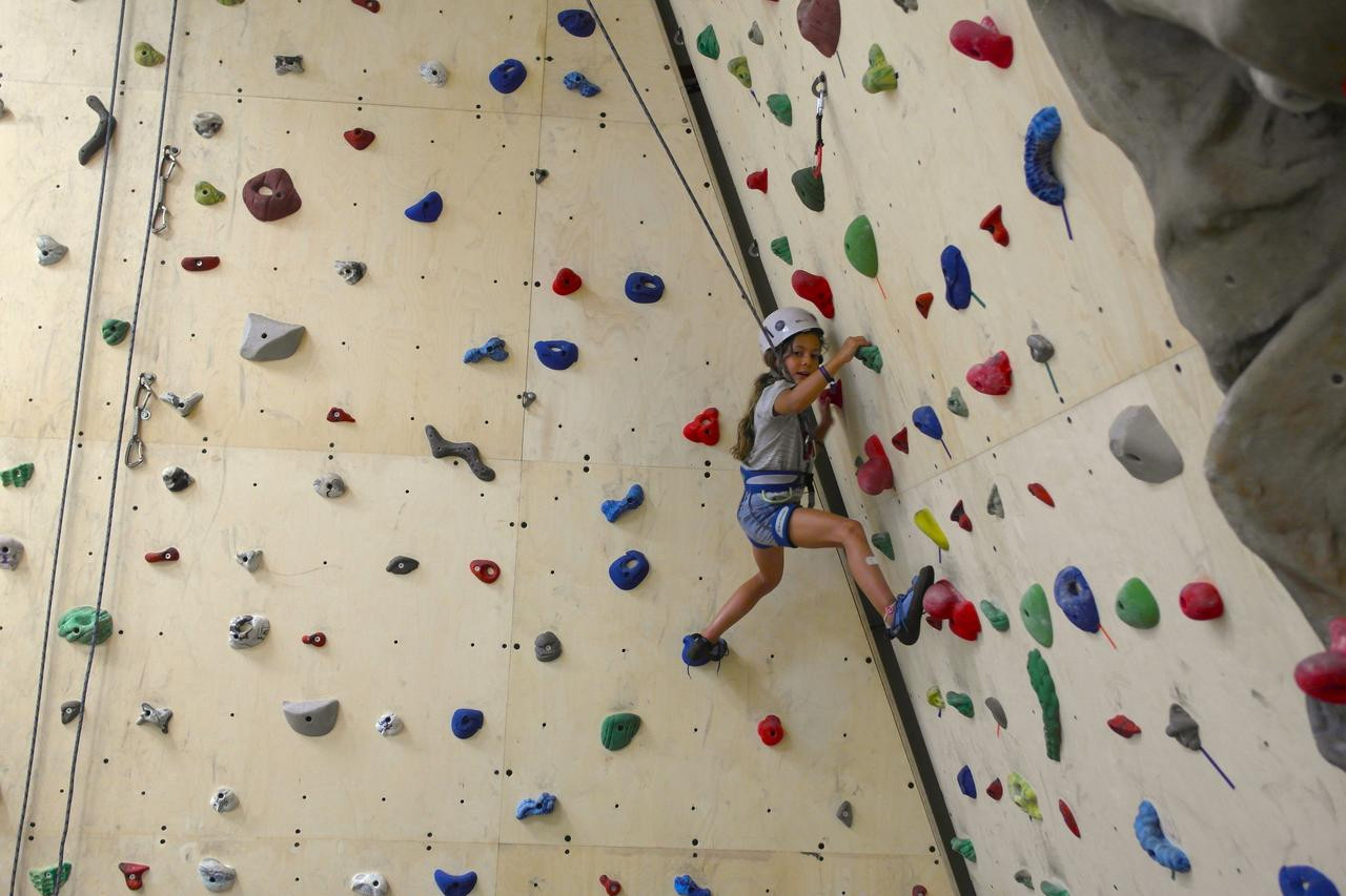 Summer-sports-camp-Indoor-climbing