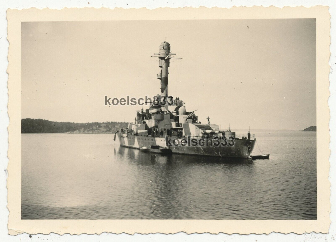 Foto finnisches Küstenpanzerschiff Ilmarinen in einem Fjord in Norwegen