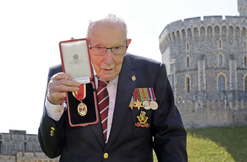 Esta fotografía de archivo del viernes 17 julio 2020 muestra al capitán sir Thomas Moore posando para la prensa después de ser nombrado caballero por la reina Isabel II en una ceremonia el castillo de Windsor