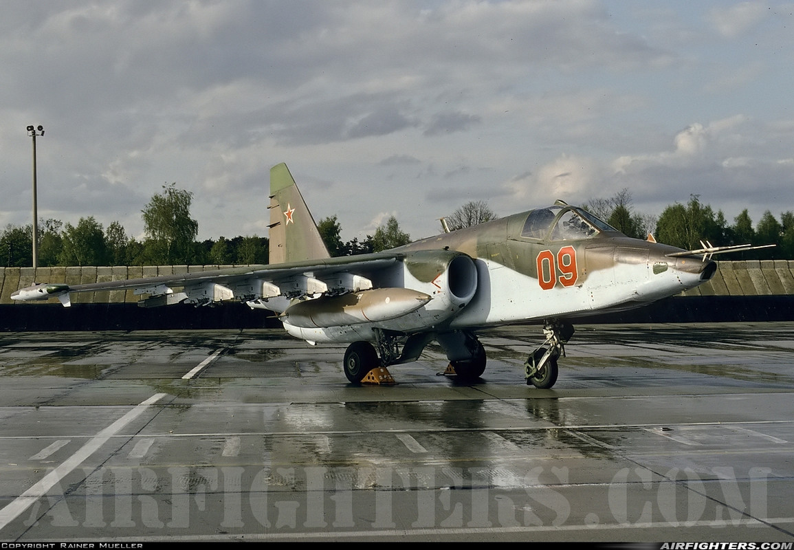 368 ShAP Su-25BM 09 Red (cn 25508110521) Finow (Eberswalde-Finow)_June 92