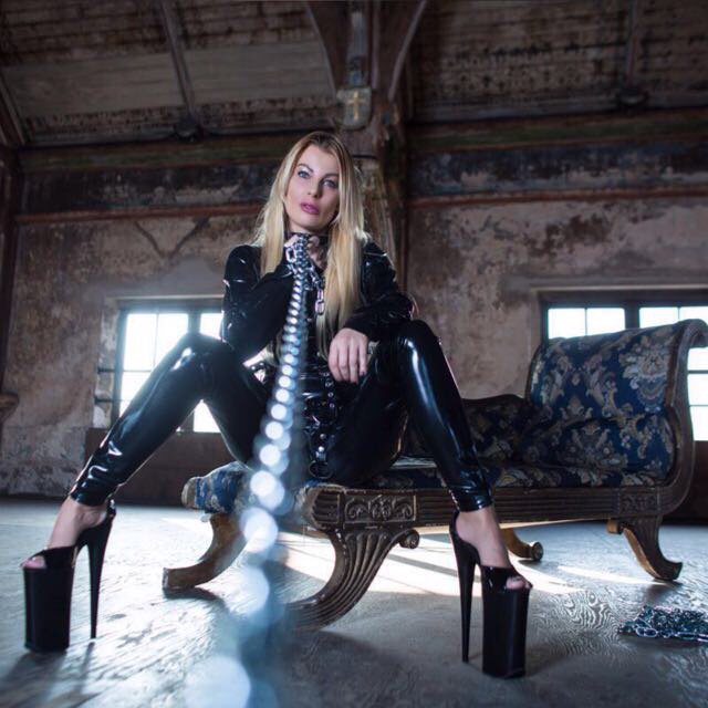 Afrikaner Monsterschwanz Blonde Femdom