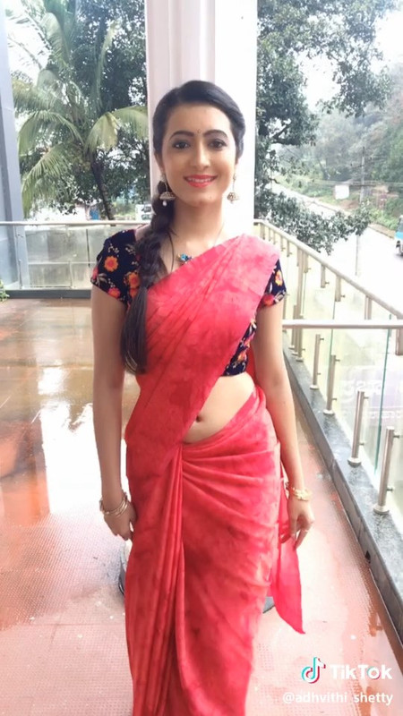 [Image: cute-tamil-girl-navel-in-red-saree-mp4-s...08-180.jpg]