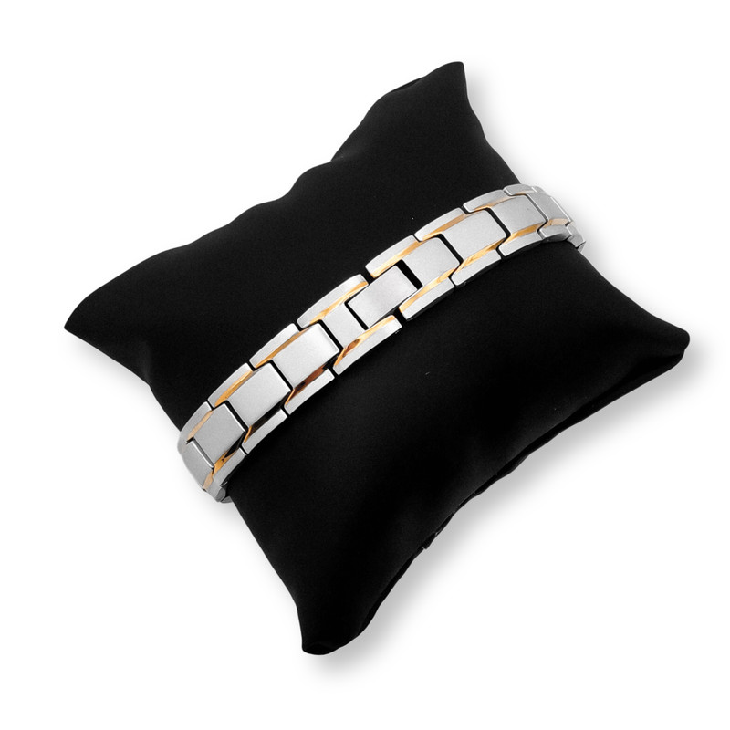 Зворотній бік браслета з золотим оздобленням