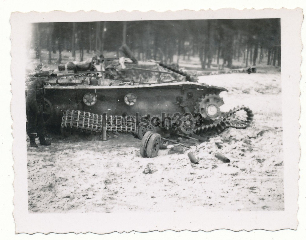 Foto Sturmgeschütz Brigade 322 StuG Panzer Wrack