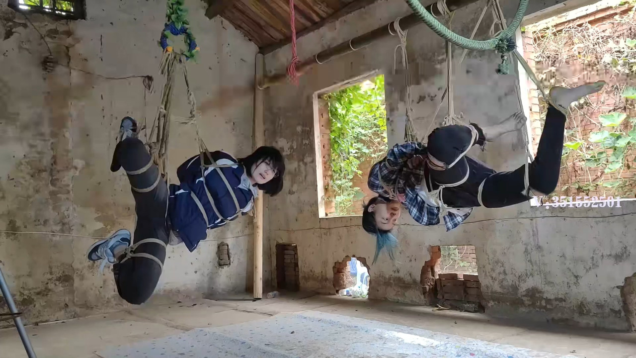 一绳所爱 两个美女被吊在废弃的屋子.mp4_20231008_131218.483