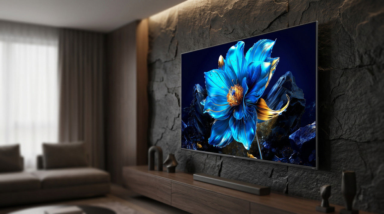 TCL T6C QLED TV en una sala de estar contemporánea