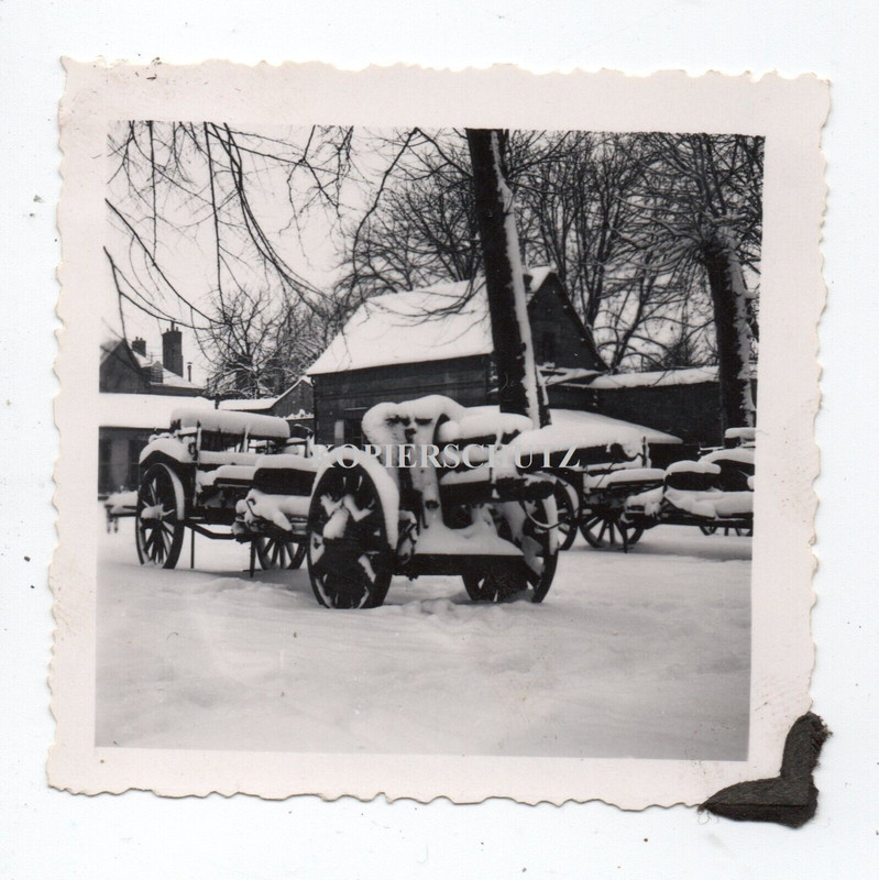 Frankreich Moulins Baracke Quartier verschneites Geschütz Kanone