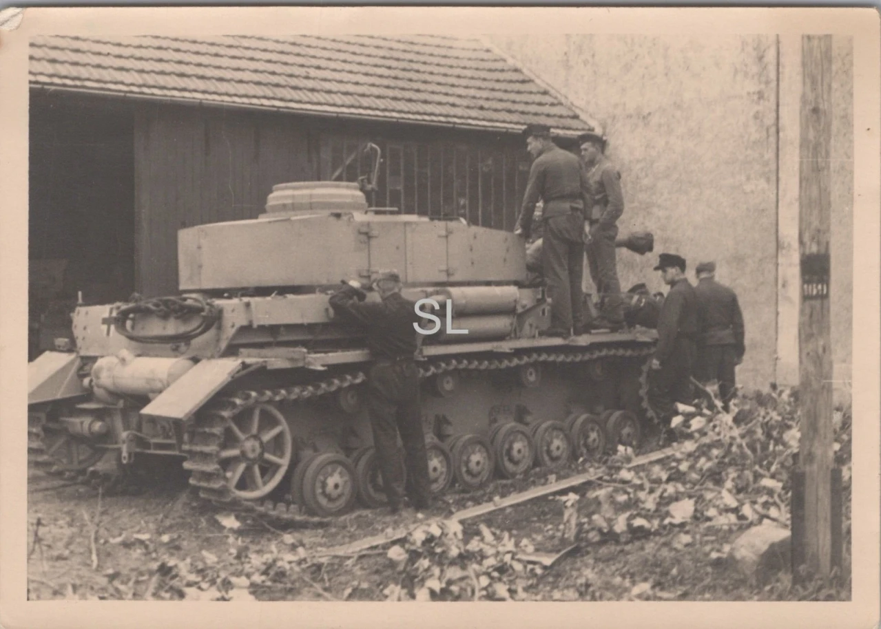 Foto Schwere Panzer Abteilung Reparatur an Panzer 4 FRA 1943 44 (MBF 99)