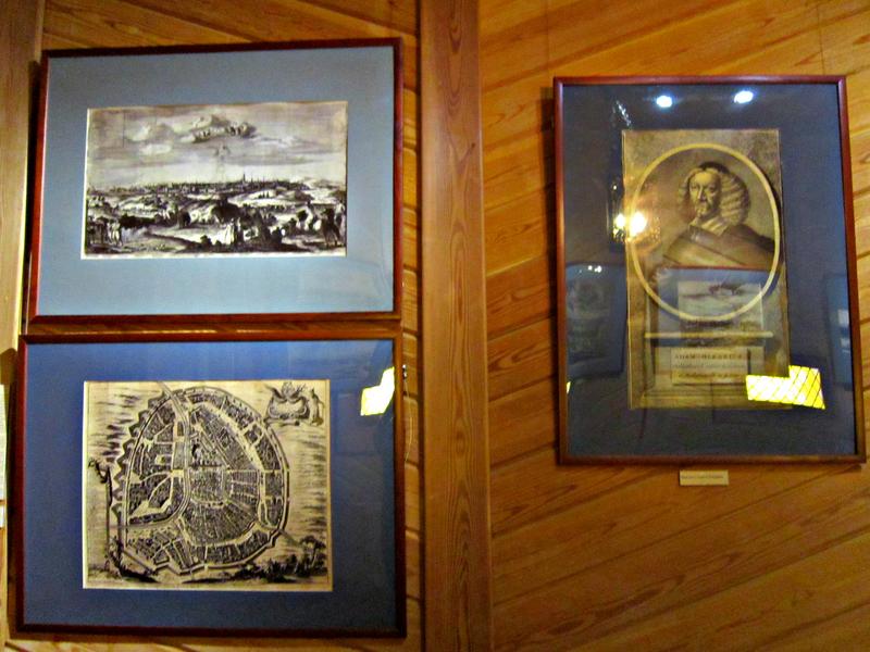 в коломенском дворец царя алексея михайловича в селе коломенском. IMG 0958. в коломенском дворец царя алексея михайловича в селе коломенском фото. в коломенском дворец царя алексея михайловича в селе коломенском-IMG 0958. картинка в коломенском дворец царя алексея михайловича в селе коломенском. картинка IMG 0958. Коломенский дворец царя Алексея Михайловича Романова – центральное историческое сооружение архитектурного и ландшафтного комплекса Государственного музея-заповедника «Коломенское», расположенного к югу от центра Москвы, в пойме плавной излучины Москвы-реки. Экспозиции этого дворца-музея, размещенные в старательно воссозданных великолепных интерьерах XVII столетия, привлекают множество гостей столицы. Для осмотра доступны 23 помещения на пяти уровнях общей площадью 1775 м². По вечерам терема дворца эффектно подсвечиваются сотнями прожекторов, напоминая декорации к русским сказкам. в коломенском дворец царя алексея михайловича в селе коломенском. IMG 0958. в коломенском дворец царя алексея михайловича в селе коломенском фото. в коломенском дворец царя алексея михайловича в селе коломенском-IMG 0958. картинка в коломенском дворец царя алексея михайловича в селе коломенском. картинка IMG 0958. Коломенский дворец царя Алексея Михайловича Романова – центральное историческое сооружение архитектурного и ландшафтного комплекса Государственного музея-заповедника «Коломенское», расположенного к югу от центра Москвы, в пойме плавной излучины Москвы-реки. Экспозиции этого дворца-музея, размещенные в старательно воссозданных великолепных интерьерах XVII столетия, привлекают множество гостей столицы. Для осмотра доступны 23 помещения на пяти уровнях общей площадью 1775 м². По вечерам терема дворца эффектно подсвечиваются сотнями прожекторов, напоминая декорации к русским сказкам.