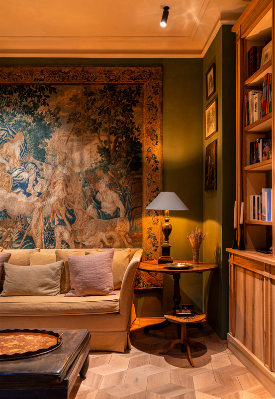 Luxuriöses Wohnzimmer-Lichtdesign in Château Bénat mit beleuchtetem Wandteppich, Tischleuchten, warmem architektonischem Licht und geschichteten Materialien