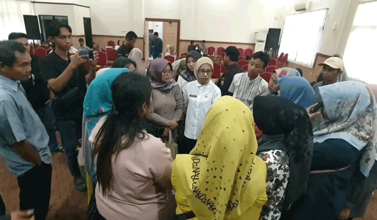 Emak-Emak Cilegon Geruduk Pemkot, Protes Keras Sistem PPDB SMP Tak Adil